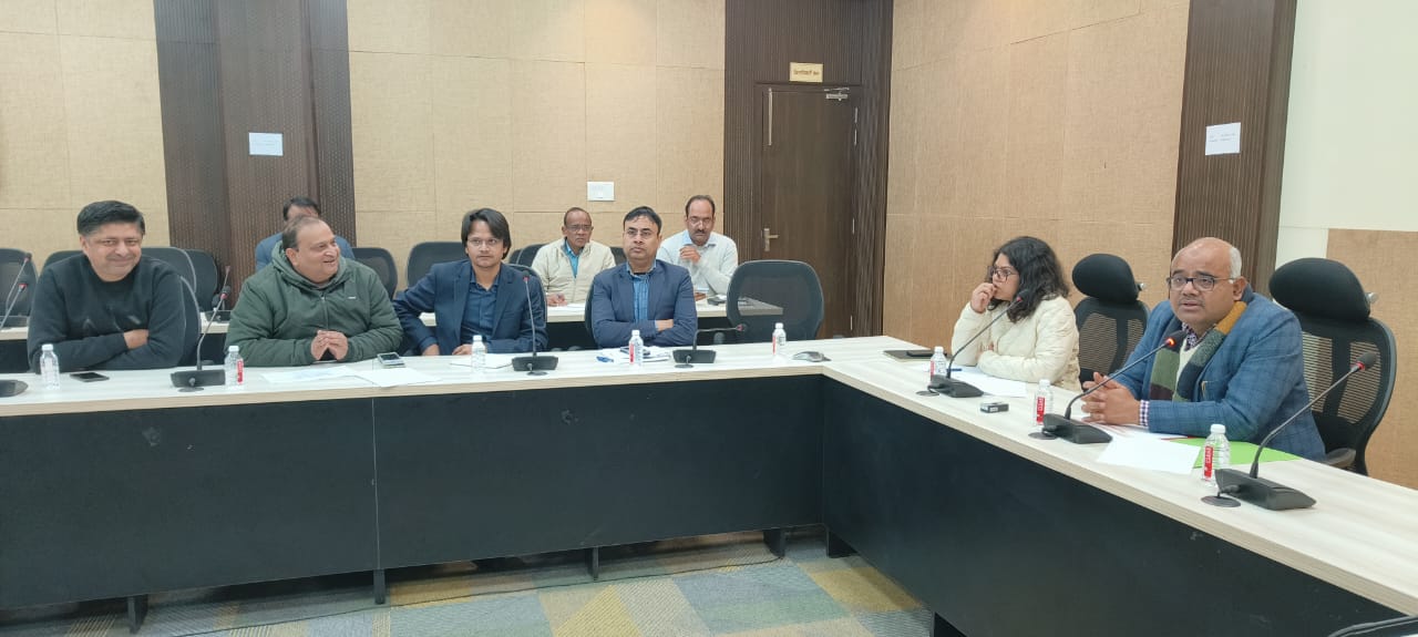 बैठक के दौरान जिलाधिकारी जितेंद्र प्रताप सिंह व अन्य बैठक के दौरान जिलाधिकारी जितेंद्र प्रताप सिंह व अन्य