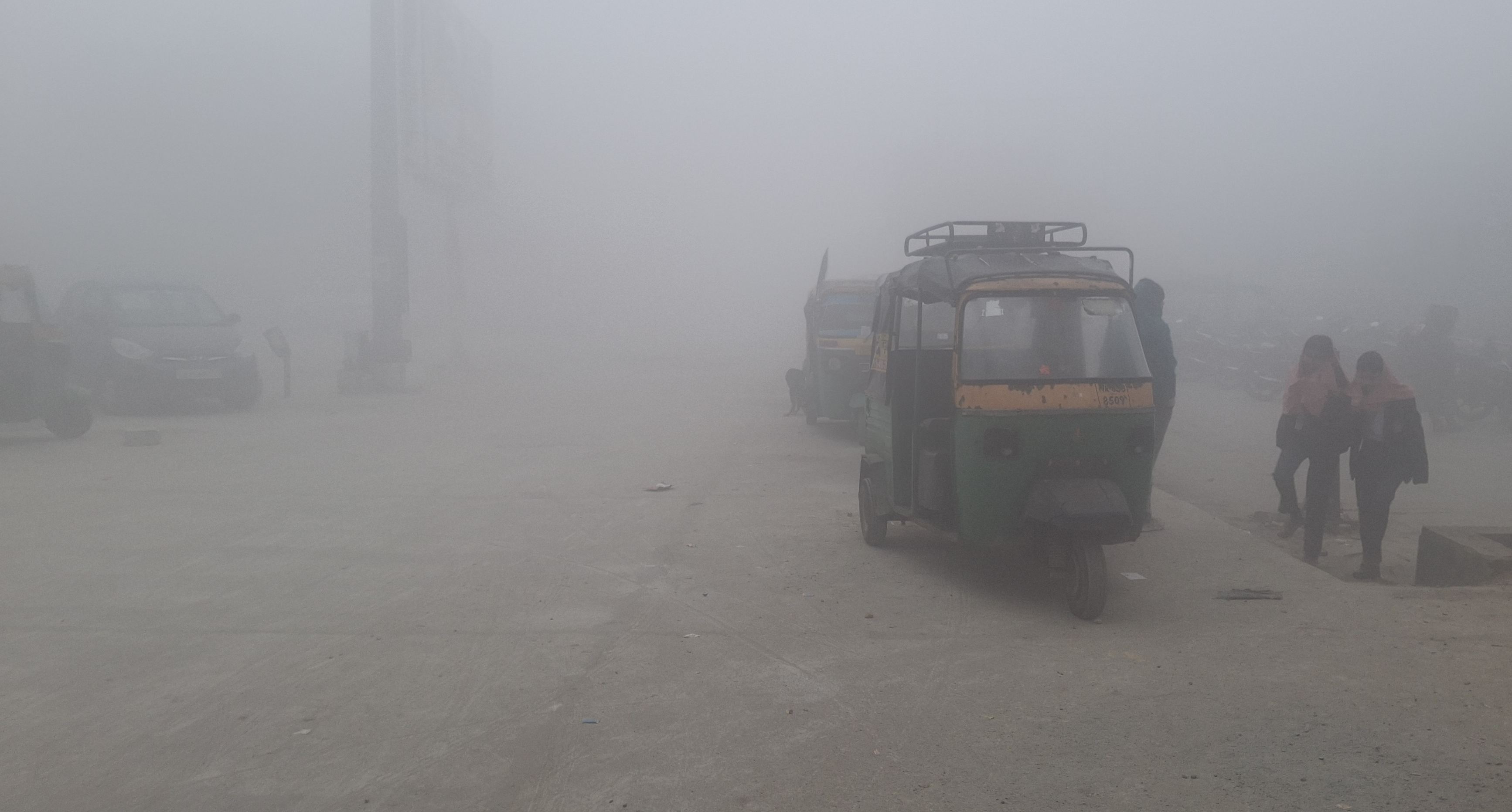 बहादुरगढ़ में रेलवे स्टेशन के निकट Monday सुबह छाया हुआ गहरा कोहरा. बहादुरगढ़ में रेलवे स्टेशन के निकट Monday सुबह छाया हुआ गहरा कोहरा.
