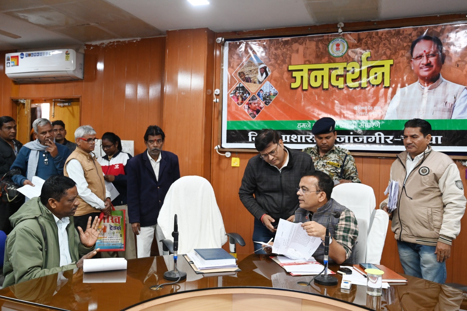 कलेक्टर जन्मेजय महोबे ने जनदर्शन में सुनी आमजनों की मांग एवं समस्याएं कलेक्टर जन्मेजय महोबे ने जनदर्शन में सुनी आमजनों की मांग एवं समस्याएं
