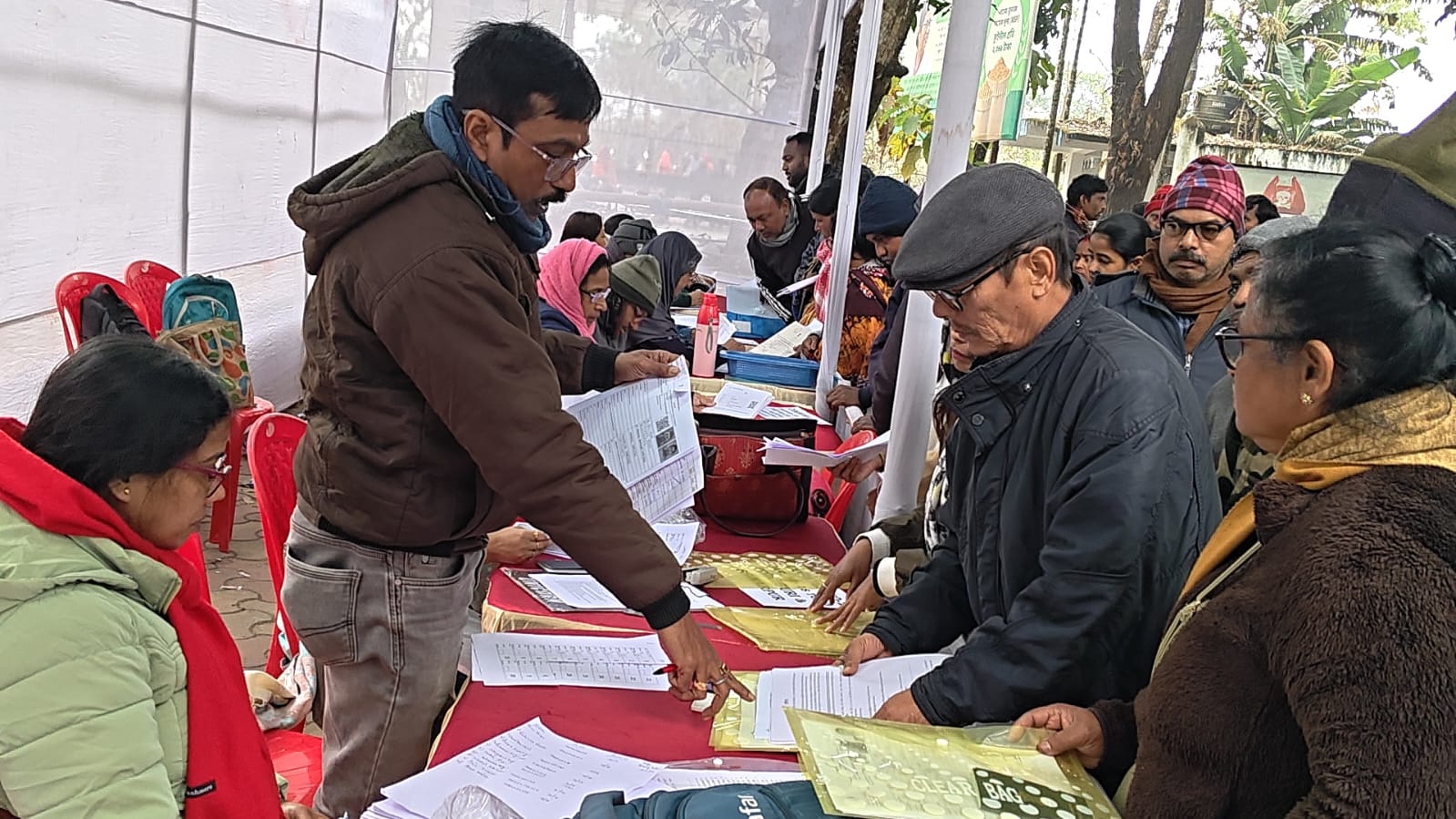 एसआइआर सुनवाई में पहुंचे मतदाता एसआइआर सुनवाई में पहुंचे मतदाता