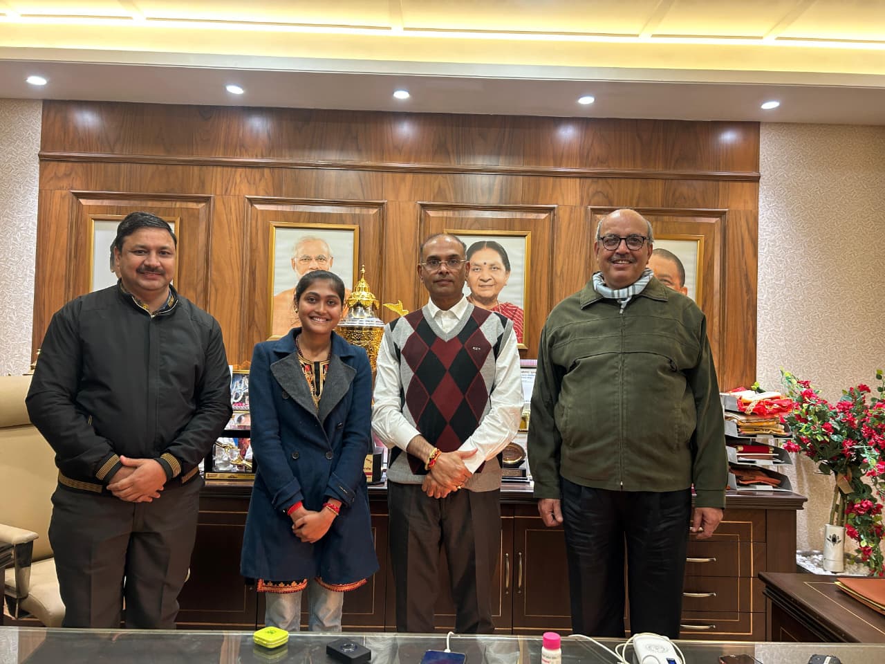 छात्रा वैष्णवी को बधाई देते कुलपति विनय कुमार पाठक व अन्य छात्रा वैष्णवी को बधाई देते कुलपति विनय कुमार पाठक व अन्य