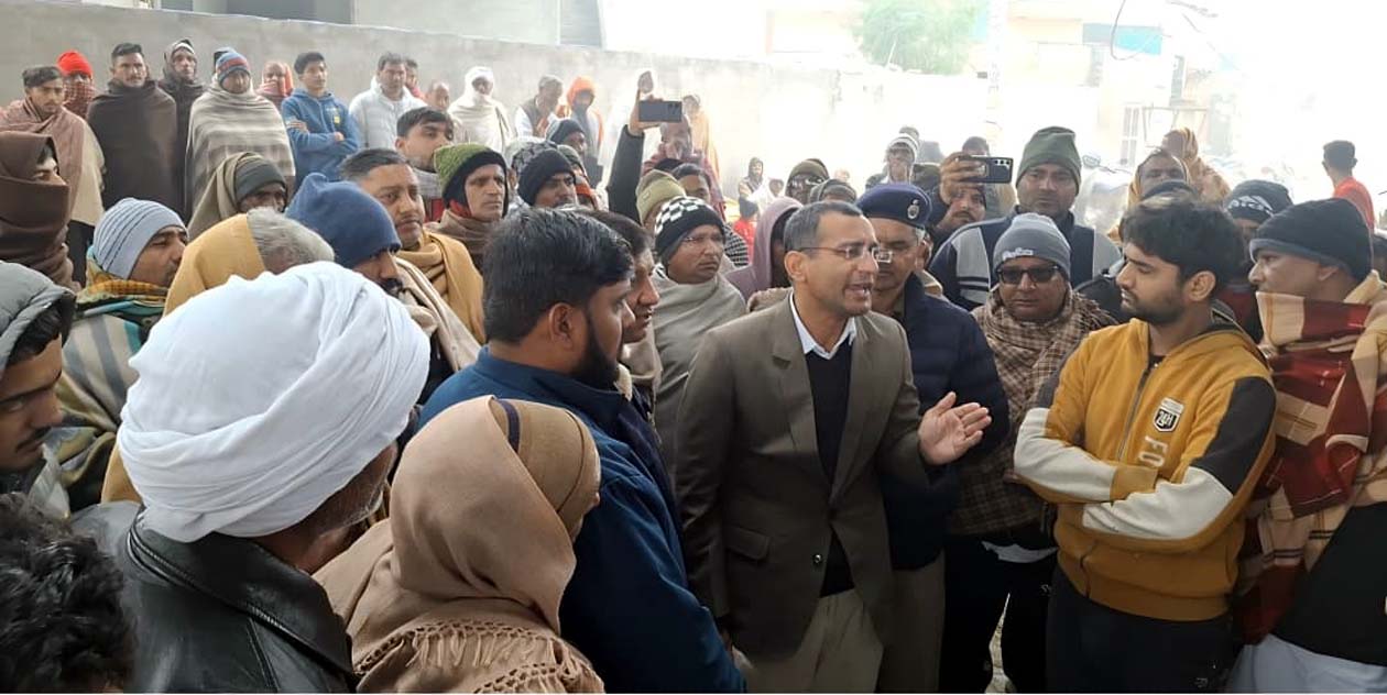 ग्रामीणों से बातचीत करते हुए एसडीएम विकास यादव। ग्रामीणों से बातचीत करते हुए एसडीएम विकास यादव।