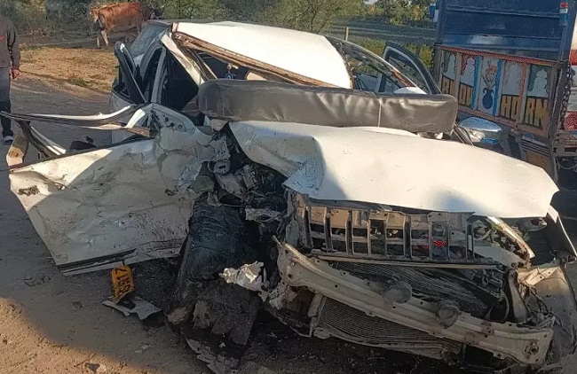 इंदौरः दो कारों के बीच जोरदार भिंड़त,