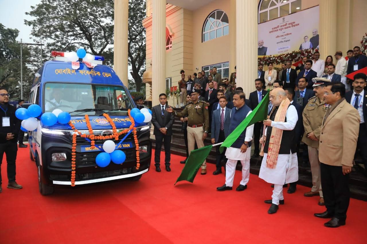 Assam के प्रत्येक जिले में तैनात किए जाने वाले फॉरेंसिक मोबाइल वाहनों को हरी झंडी दिखाकर रवाना करते हुए केंद्रीय गृह मंत्री अमित शाह. Assam के प्रत्येक जिले में तैनात किए जाने वाले फॉरेंसिक मोबाइल वाहनों को हरी झंडी दिखाकर रवाना करते हुए केंद्रीय गृह मंत्री अमित शाह.