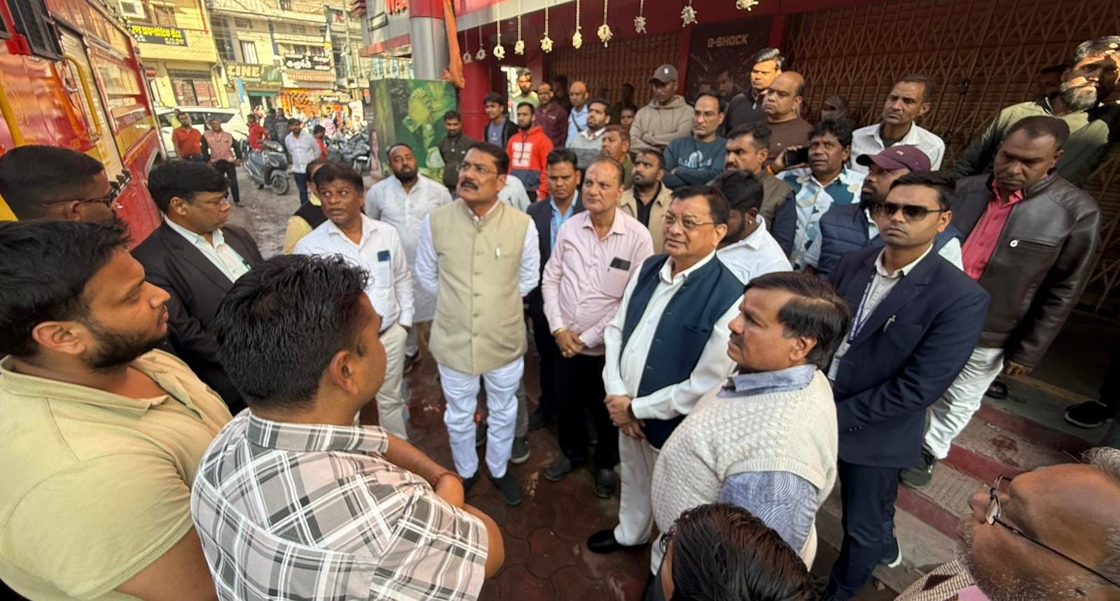एसएस प्लाजा अग्निकांड : कैबिनेट मंत्री लखन लाल देवांगन ने किया घटनास्थल का निरीक्षण, प्रभावित व्यापारियों से की मुलाकात