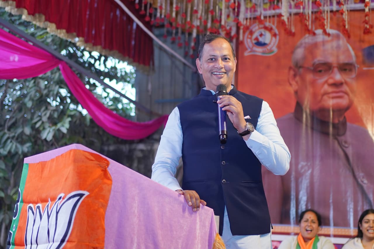 बवाना विधानसभा में आयोजित अटल स्मृति सम्मेलन संबोधित करते मंत्री रविंद्र इंद्राज