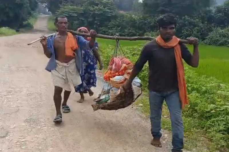 एंबुलेंस न मिलने के कारण  बीमार ग्रामीण को 25 किलोमीटर तक लेकर चले परिजन