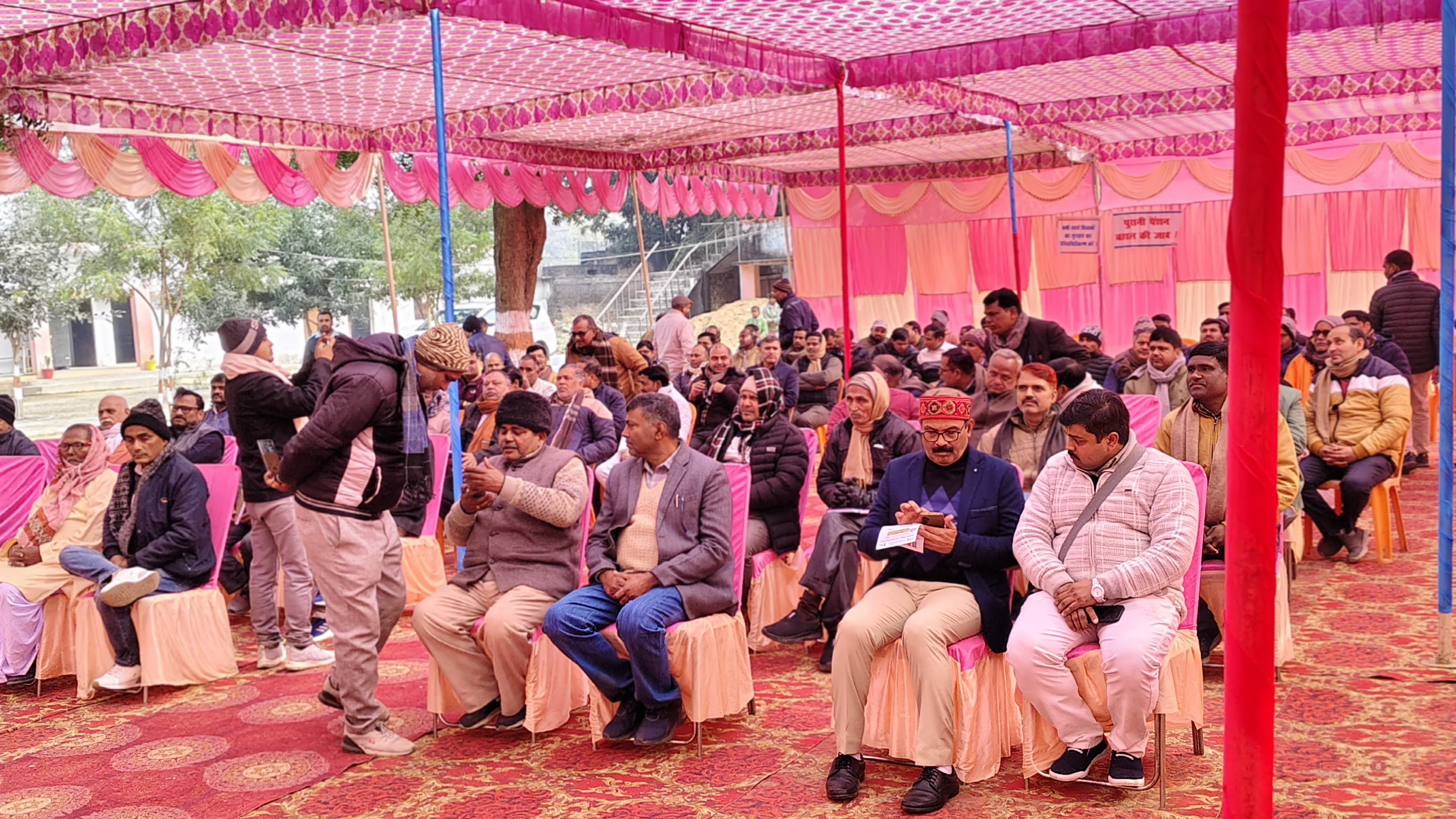 सम्मेलन में मौजूद लोगों की फोटो सम्मेलन में मौजूद लोगों की फोटो