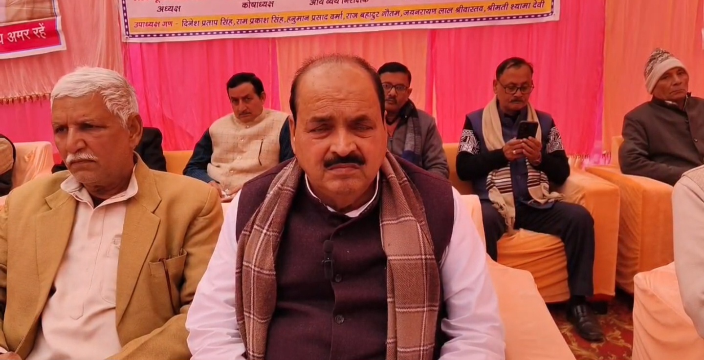मीडिया से बात करते हुए शिक्षक एमएलसी ध्रुव कुमार त्रिपाठी मीडिया से बात करते हुए शिक्षक एमएलसी ध्रुव कुमार त्रिपाठी