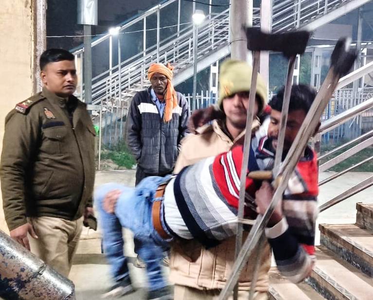दिव्यांग को गोद में उठाते हुए कांस्टेबल दिव्यांग को गोद में उठाते हुए कांस्टेबल
