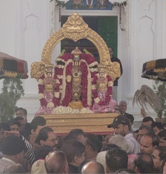 पुष्कर में वैकुण्ठ द्वार खुले, भगवान वैकुंठनाथ बाहर आए, लगे जय वैकुंठनाथ के जयकारे पुष्कर में वैकुण्ठ द्वार खुले, भगवान वैकुंठनाथ बाहर आए, लगे जय वैकुंठनाथ के जयकारे