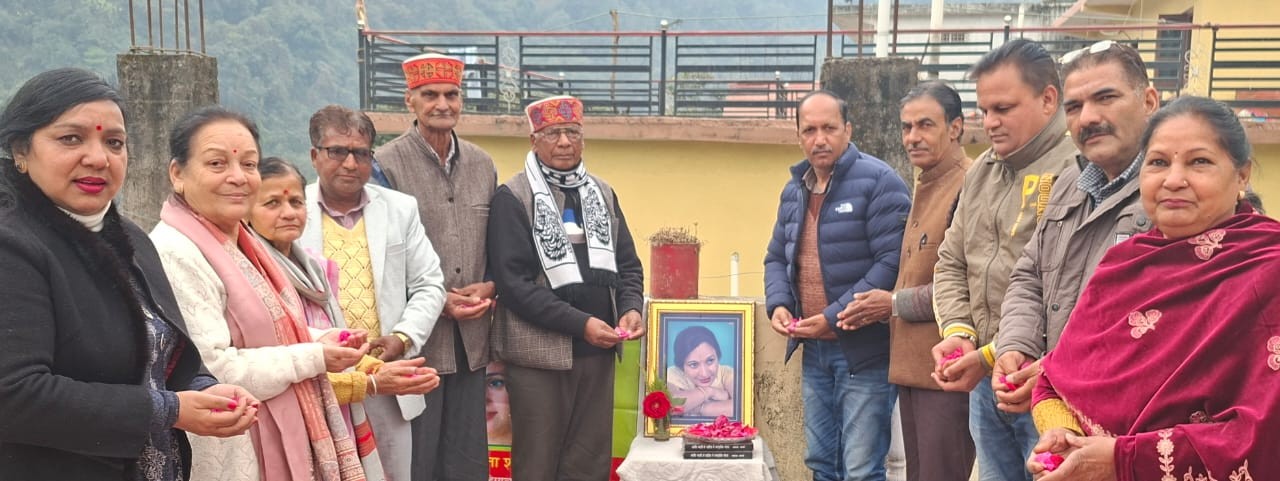 स्व. साहित्यकार डा. कांता शर्मा को श्रद्धासुमन अर्पित करते हुए तथा उनके साहित्य पर चर्चा करते हुए साहित्यकार। स्व. साहित्यकार डा. कांता शर्मा को श्रद्धासुमन अर्पित करते हुए तथा उनके साहित्य पर चर्चा करते हुए साहित्यकार।