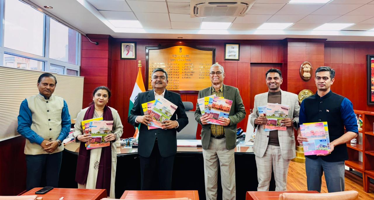 उत्तर पश्चिम रेलवे की नई समय सारणी (टाइम टेबल) का महाप्रबंधक अमिताभ के हाथाें विमोचन