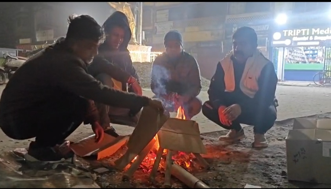 कड़ाके की ठंड में आग तापते स्थानीय लोग कड़ाके की ठंड में आग तापते स्थानीय लोग