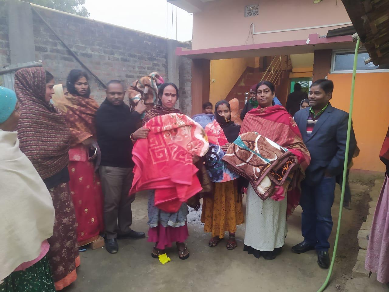 अररिया फोटो:किन्नर समुदाय के बीच कंबल का वितरण अररिया फोटो:किन्नर समुदाय के बीच कंबल का वितरण