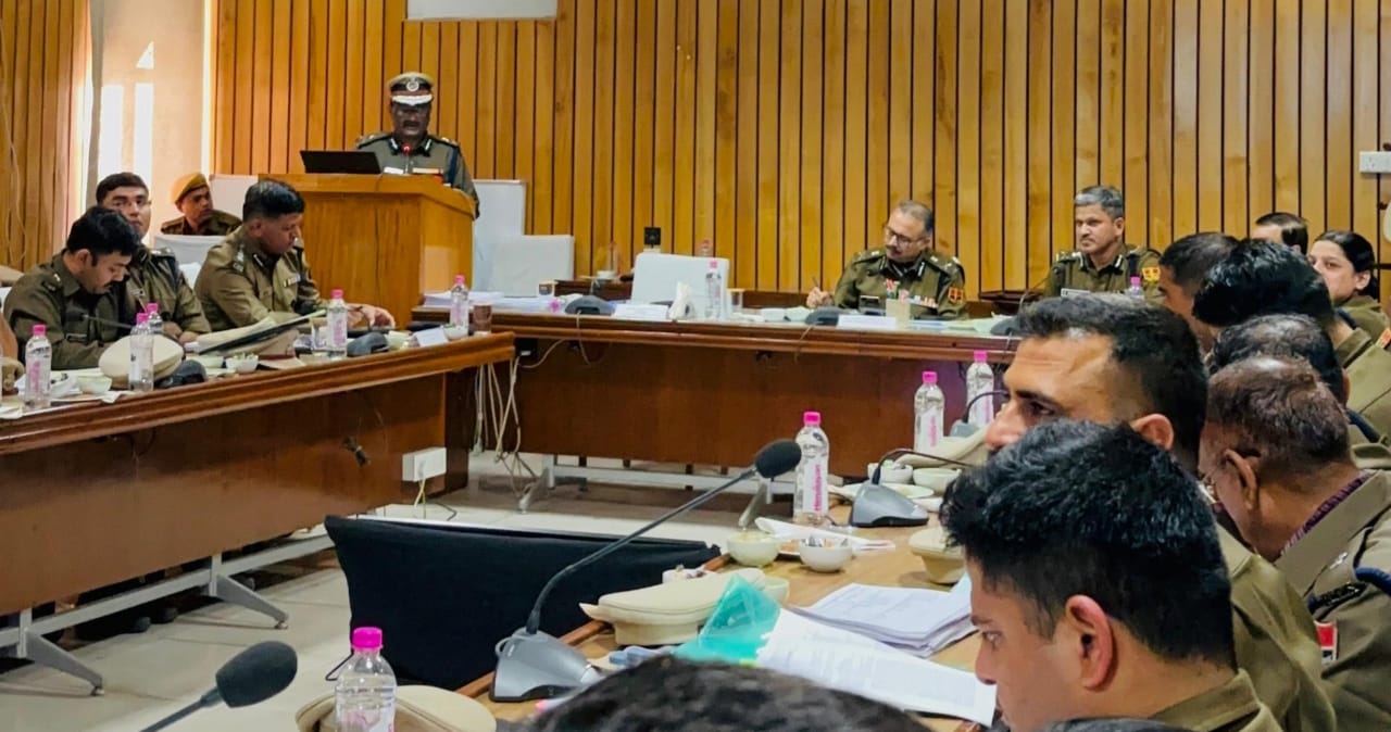 डीजीपी राजीव कुमार शर्मा ने ली जयपुर रेंज की बैठक: कानून व्यवस्था को लेकर दिए सख्त निर्देश डीजीपी राजीव कुमार शर्मा ने ली जयपुर रेंज की बैठक: कानून व्यवस्था को लेकर दिए सख्त निर्देश