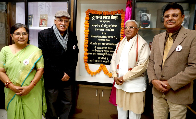 साहित्यकारों को सम्मानित किया साहित्यकारों को सम्मानित किया