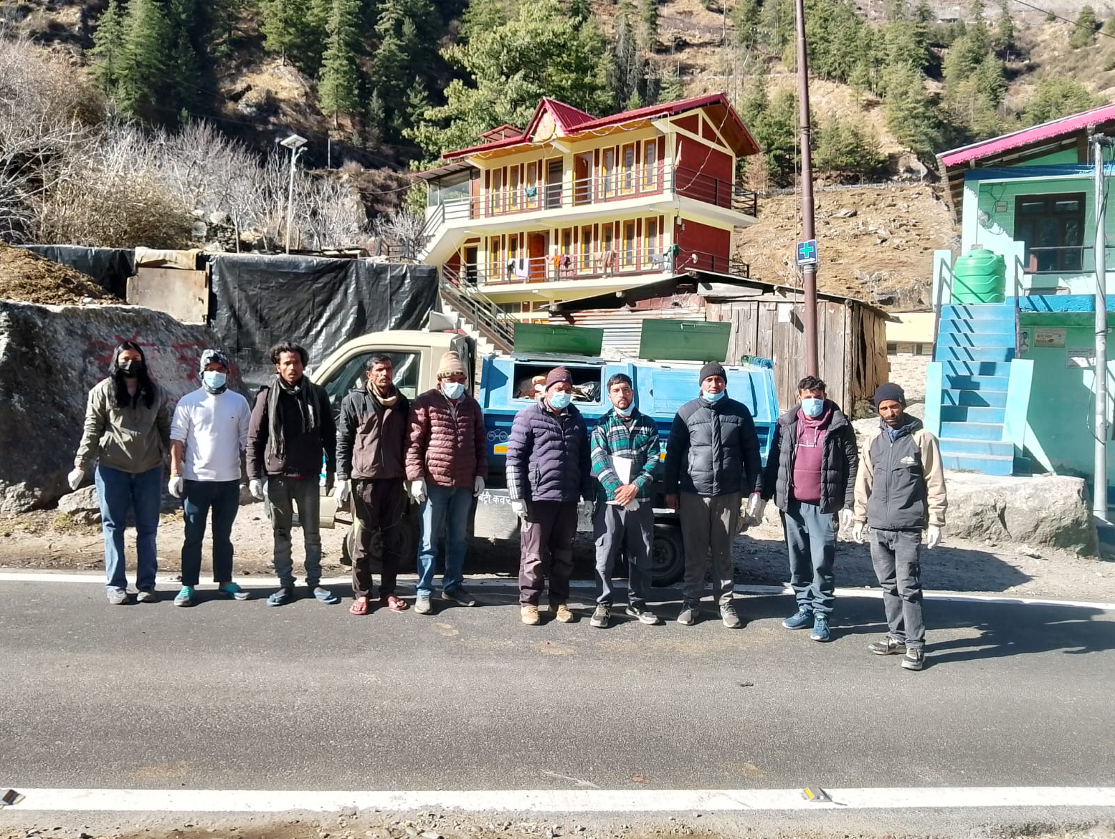 ग्राम प्रधान और युवक मंगल दल स्वच्छता अभियान चलाते हुए