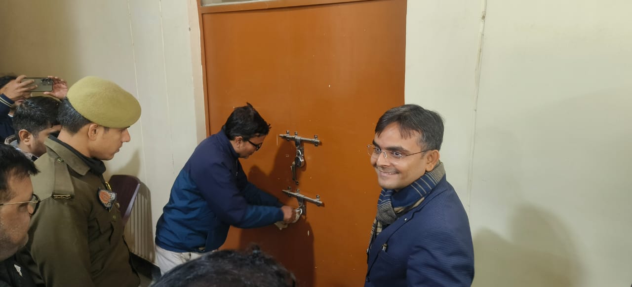जिलाधिकारी निरीक्षण करते हुए जिलाधिकारी निरीक्षण करते हुए