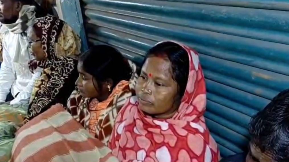 ठंड में ठिठुरते लोग