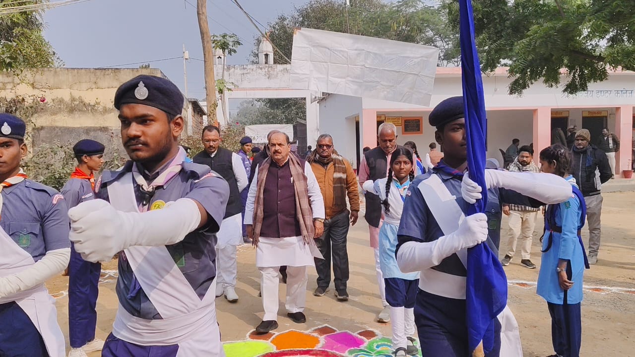 आदर्श सम्मान के साथ ले आते हुए स्काउट गाइड आदर्श सम्मान के साथ ले आते हुए स्काउट गाइड