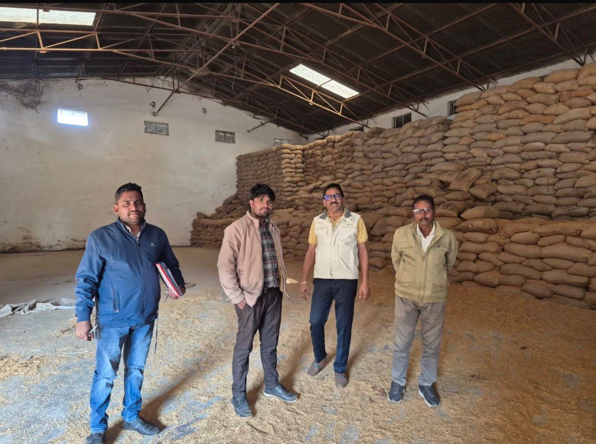 अवैध धान पर कार्रवाई के बाद खड़े हुए विभागीय कर्मचारी. अवैध धान पर कार्रवाई के बाद खड़े हुए विभागीय कर्मचारी.