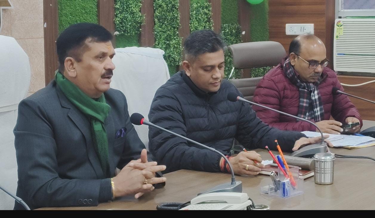 एनसीओआरडी समिति की बैठक लेते हुए डीएम डॉ दिनेश चंद्र सिंह एडीएम अजय अंबष्ट पुलिस अधीक्षक डॉ कौस्तुभ