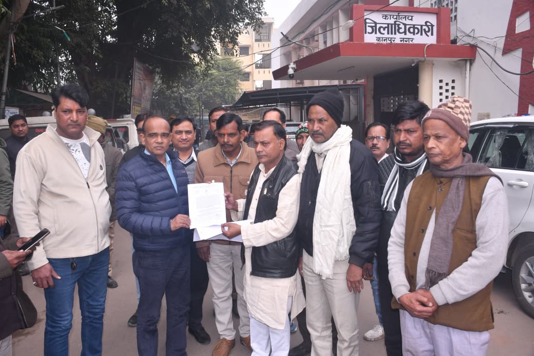 मांग पत्र सौंपने आये पदाधिकारी मांग पत्र सौंपने आये पदाधिकारी