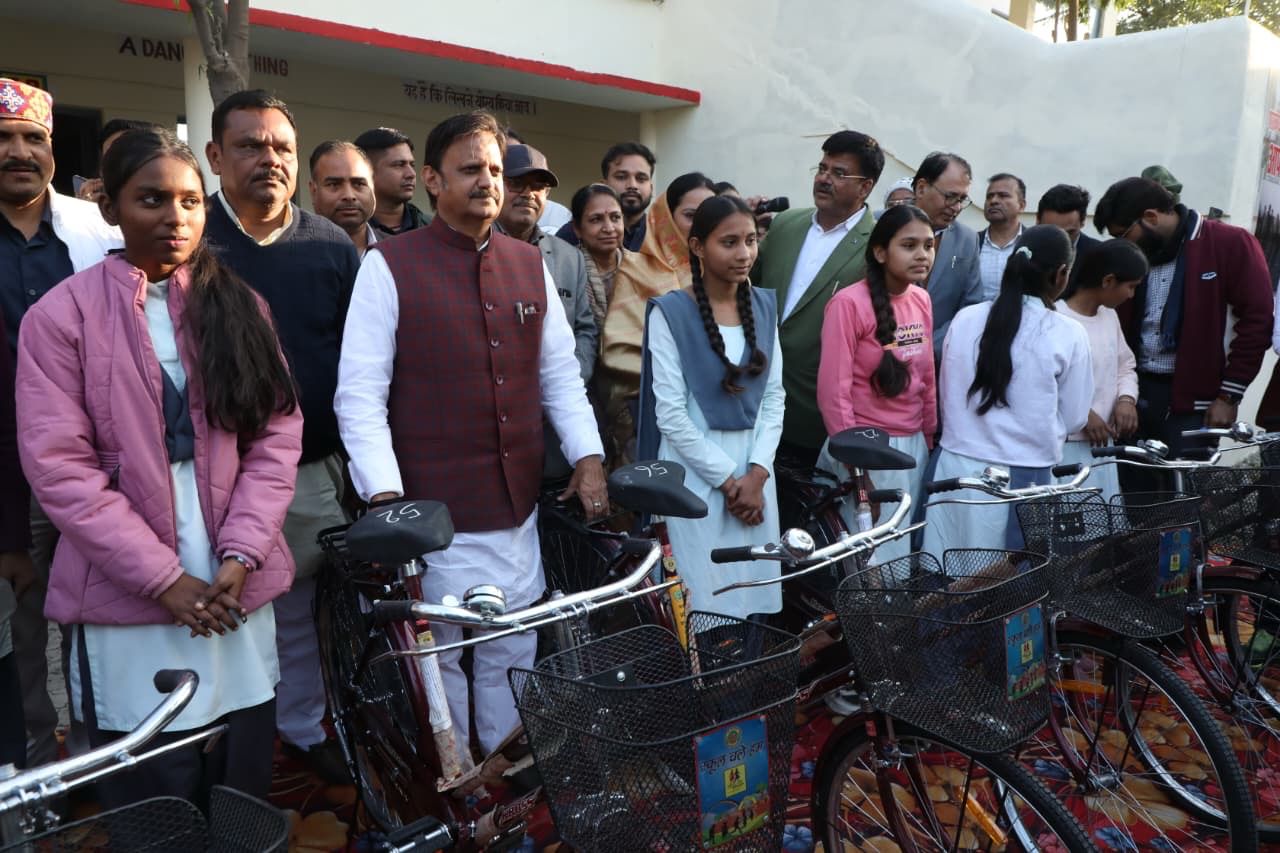 विद्यार्थियों को साइकिल का किया वितरण विद्यार्थियों को साइकिल का किया वितरण