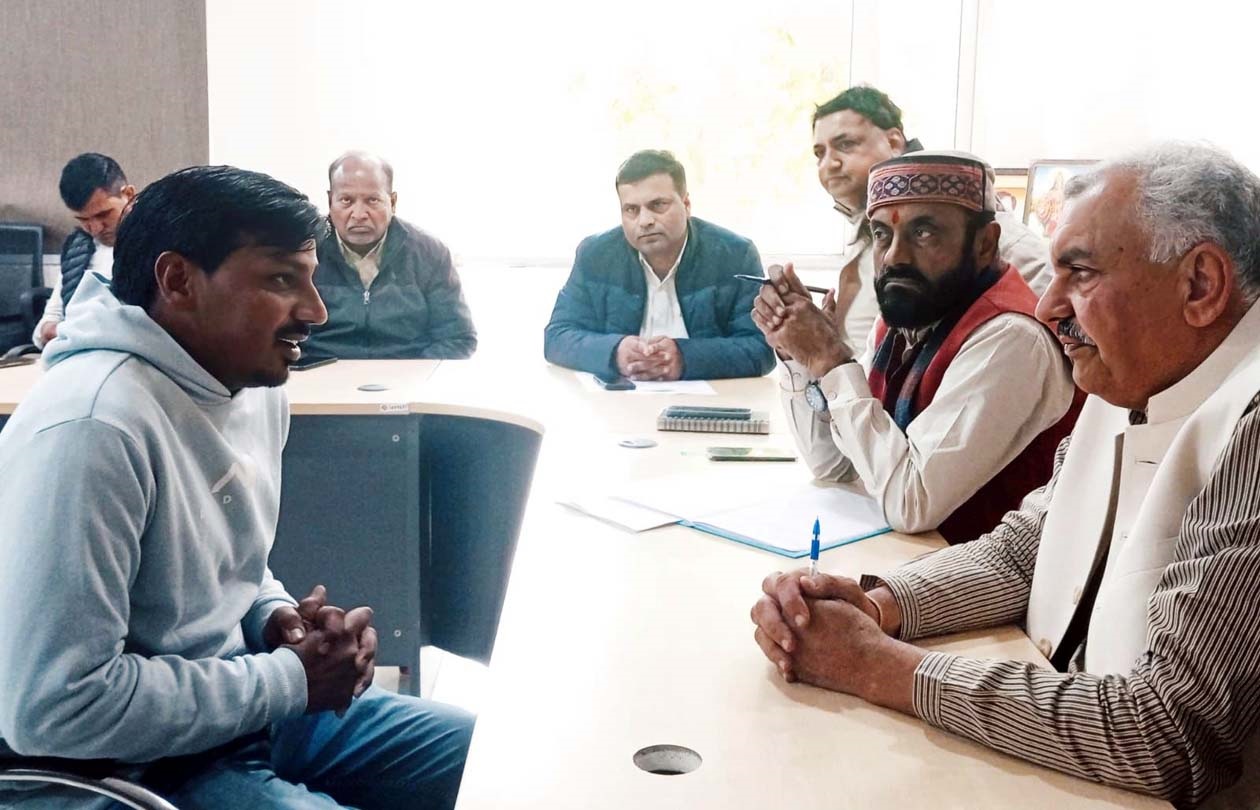 जिला कार्यालय में शिकायतें व समस्याएं सुनते विधायक रणधीर पनिहार।