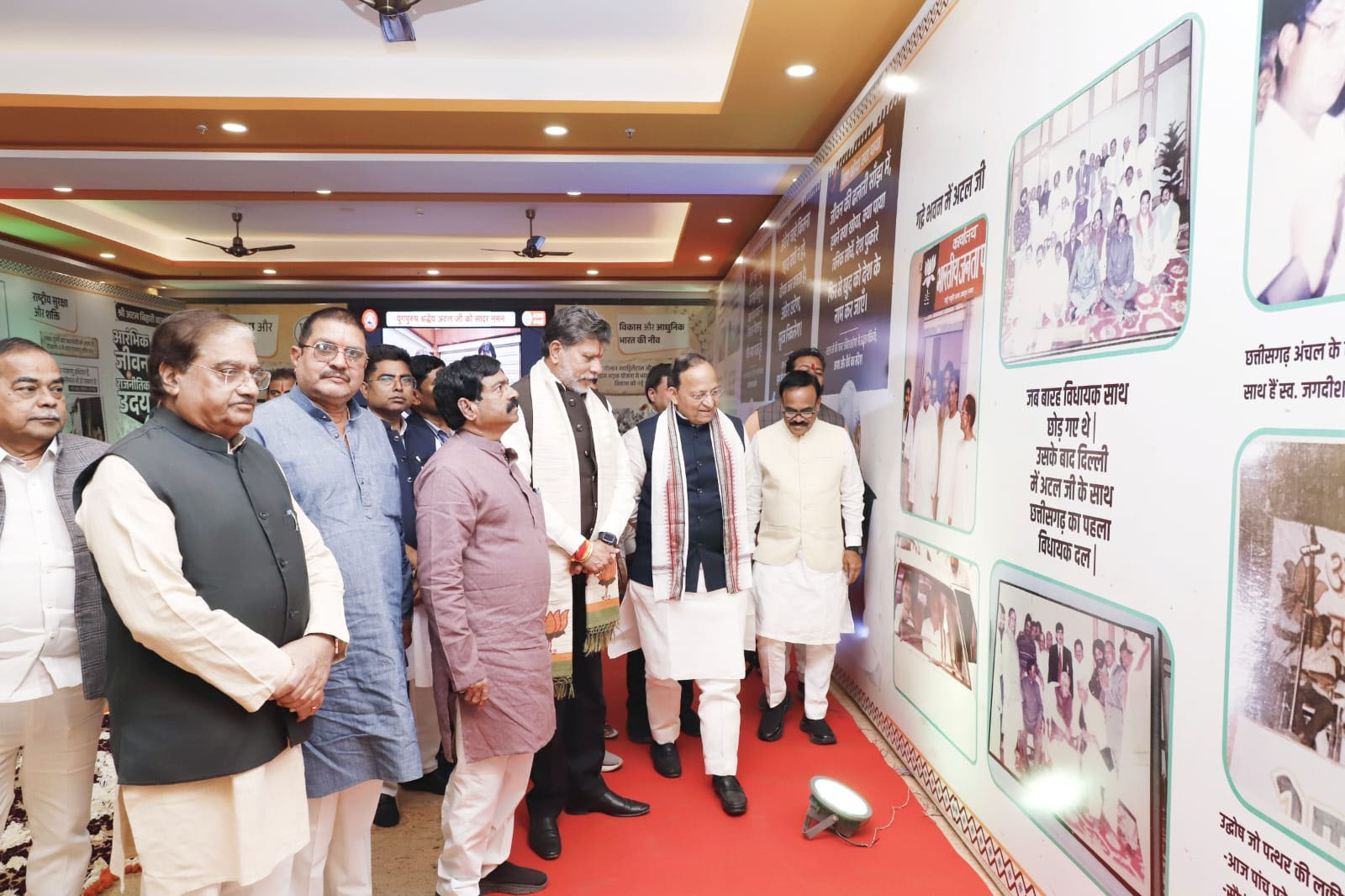 अरुण सिंह अटल जी के जीवन पर केंद्रित प्रदर्शनी का अवलोकन करते हुए अरुण सिंह अटल जी के जीवन पर केंद्रित प्रदर्शनी का अवलोकन करते हुए