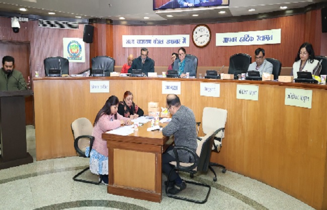 दिल्ली नगर निगम में स्थायी समिति की अध्यक्ष सत्या शर्मा बैठक में.