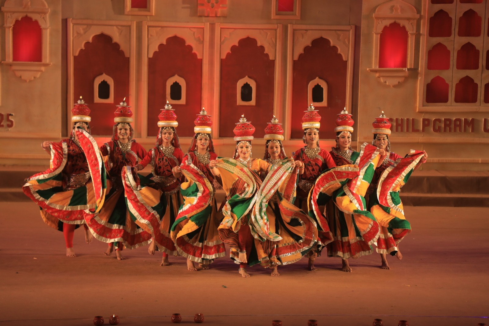 म्यूजिकल सिंफनी की धमक से गूंज उठा शिल्पग्राम, रंग-बिरंगे लोक रंगों के साथ उत्सव का समापन म्यूजिकल सिंफनी की धमक से गूंज उठा शिल्पग्राम, रंग-बिरंगे लोक रंगों के साथ उत्सव का समापन