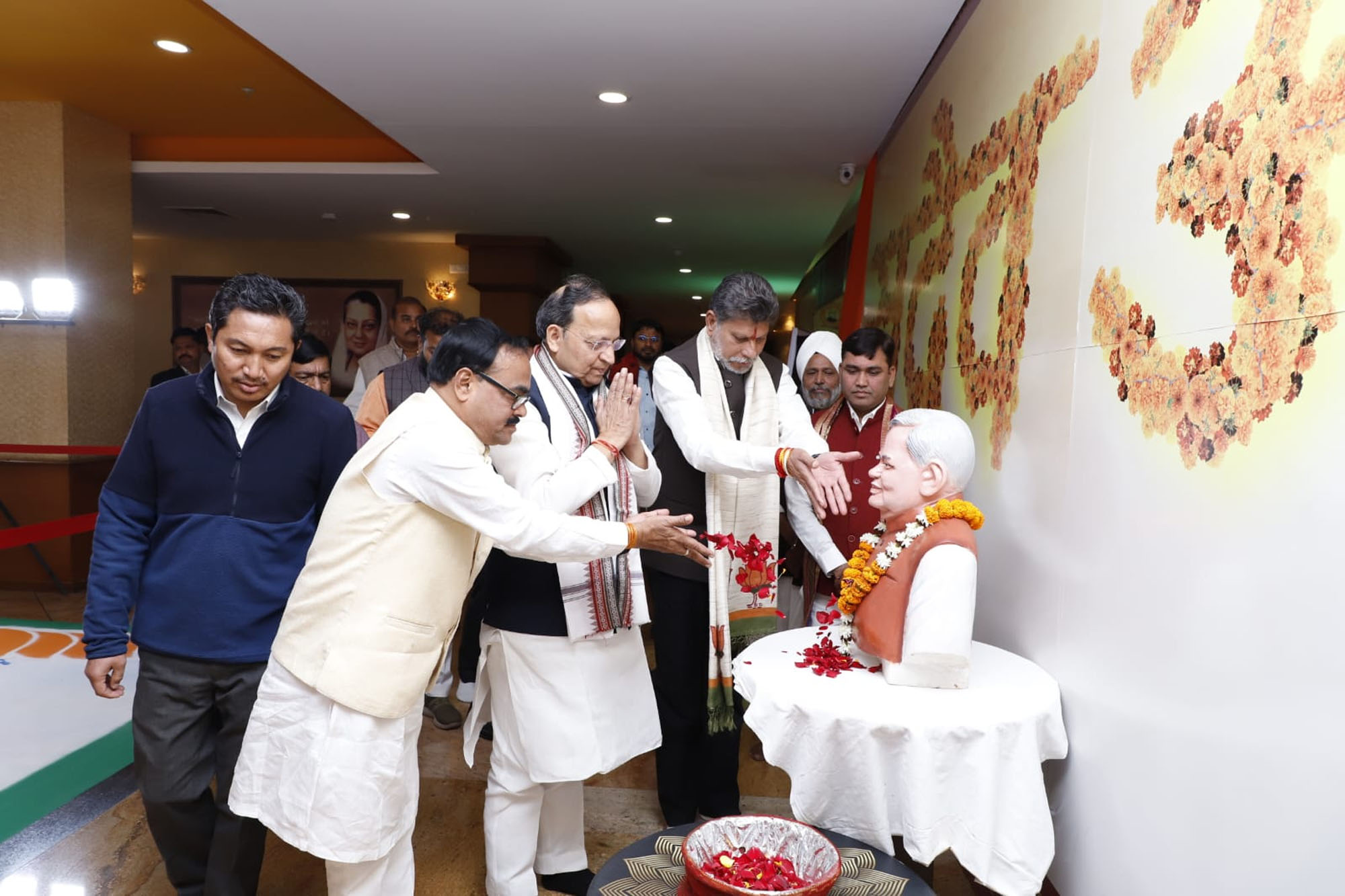 राष्ट्रीय महामंत्री अरुण सिंह अटल जी को पुष्पांजलि अर्पित करते हुए राष्ट्रीय महामंत्री अरुण सिंह अटल जी को पुष्पांजलि अर्पित करते हुए