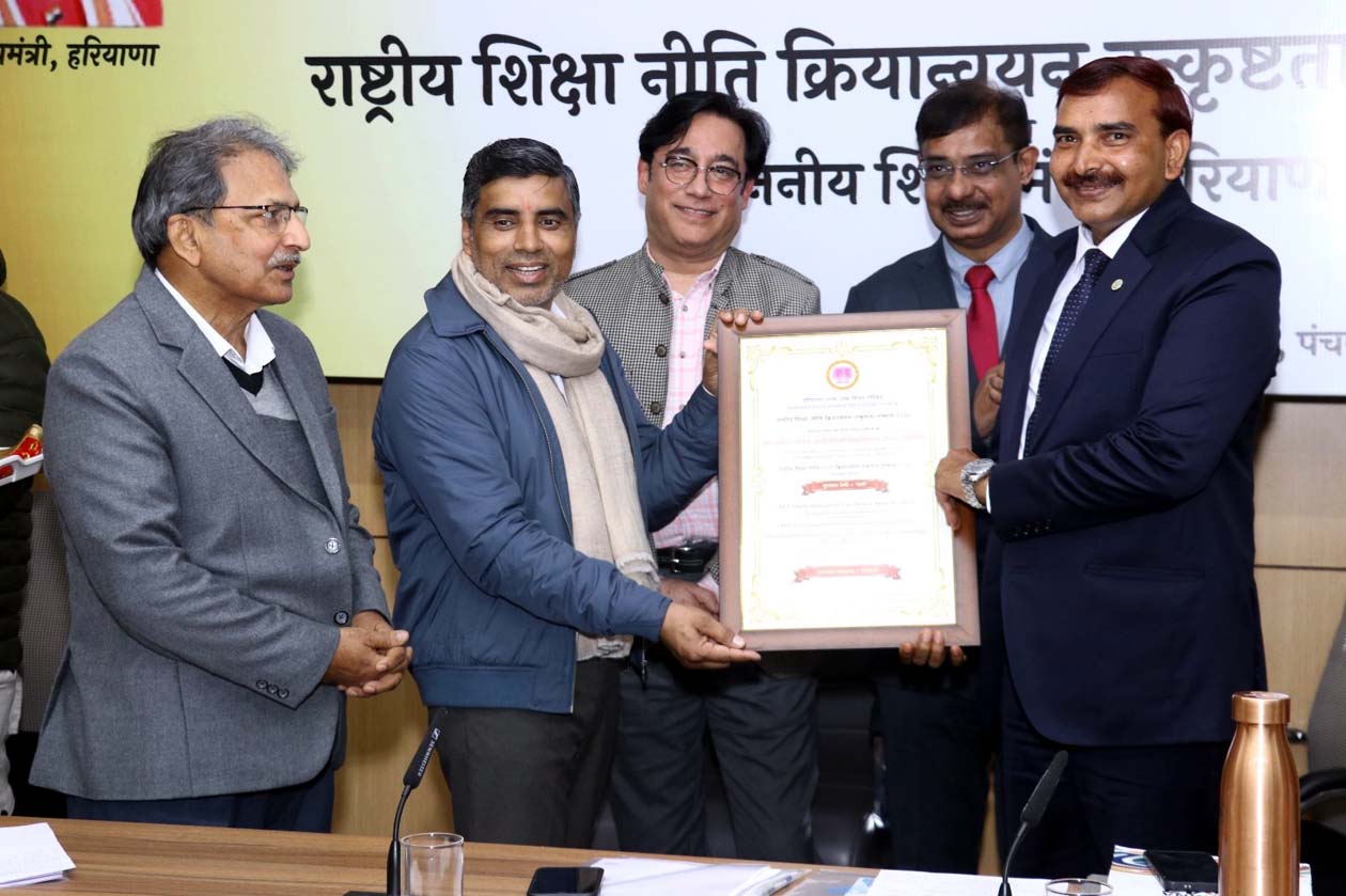 स्वर्ण श्रेणी में सम्मान प्राप्त करते कुलपति प्रो. नरसी राम बिश्नोई.