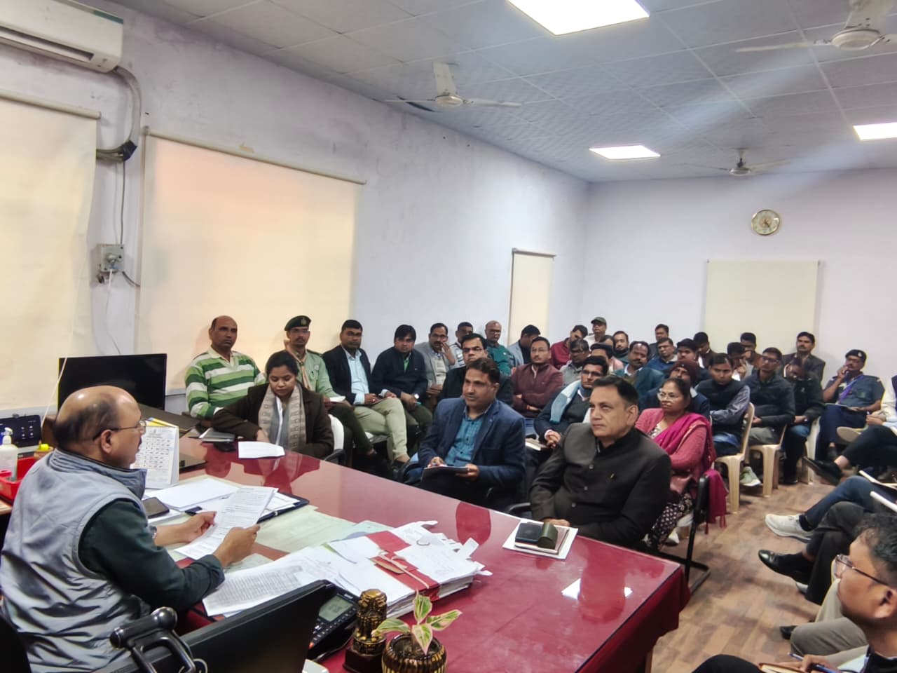 एडीएम ने अधािाकािरयाें की मीटिंग लेकर निदेरशा दिए्् एडीएम ने अधािाकािरयाें की मीटिंग लेकर निदेरशा दिए््