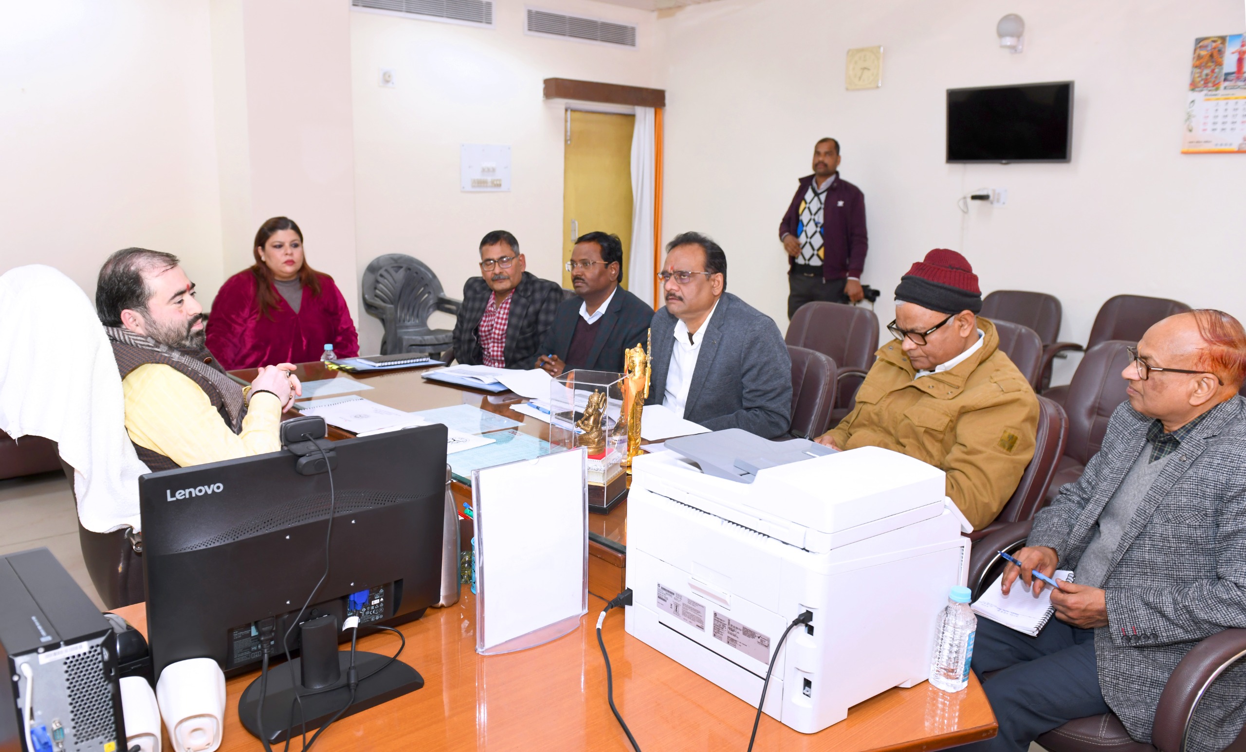 उत्तर प्रदेश के सतीश चन्द्र शर्मा, राज्यमंत्री, खाद्य तथा रसद एवं नागरिक आपूर्ति विभाग की बैठक करते हुए;