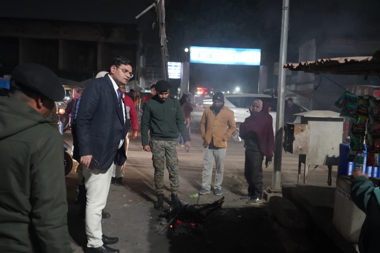 अररिया फोटो:डीएम रात में जायजा लेते अररिया फोटो:डीएम रात में जायजा लेते