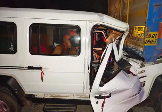 कंटेनर में टकराया श्रद्धालुओं से भरी ट्रैक्स क्रूजर वाहन कंटेनर में टकराया श्रद्धालुओं से भरी ट्रैक्स क्रूजर वाहन
