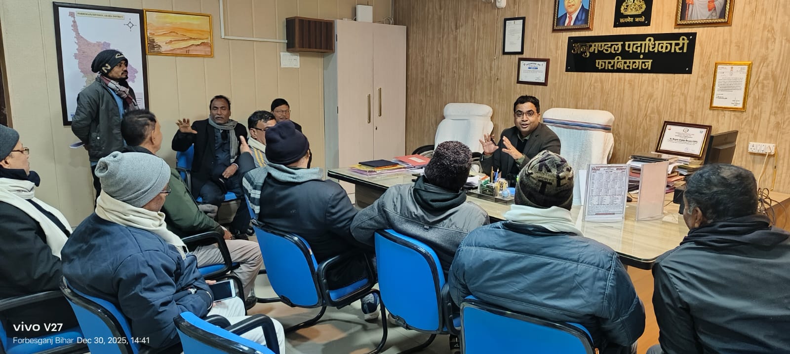 अररिया फोटो:एसडीओ से अधिवक्ताओं के शिष्टमंडल की वार्ता
