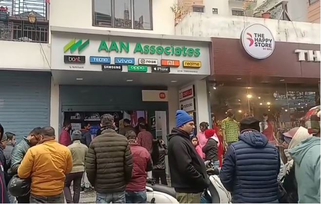 मोबाइल दुकान में साहसिक चोरी मोबाइल दुकान में साहसिक चोरी