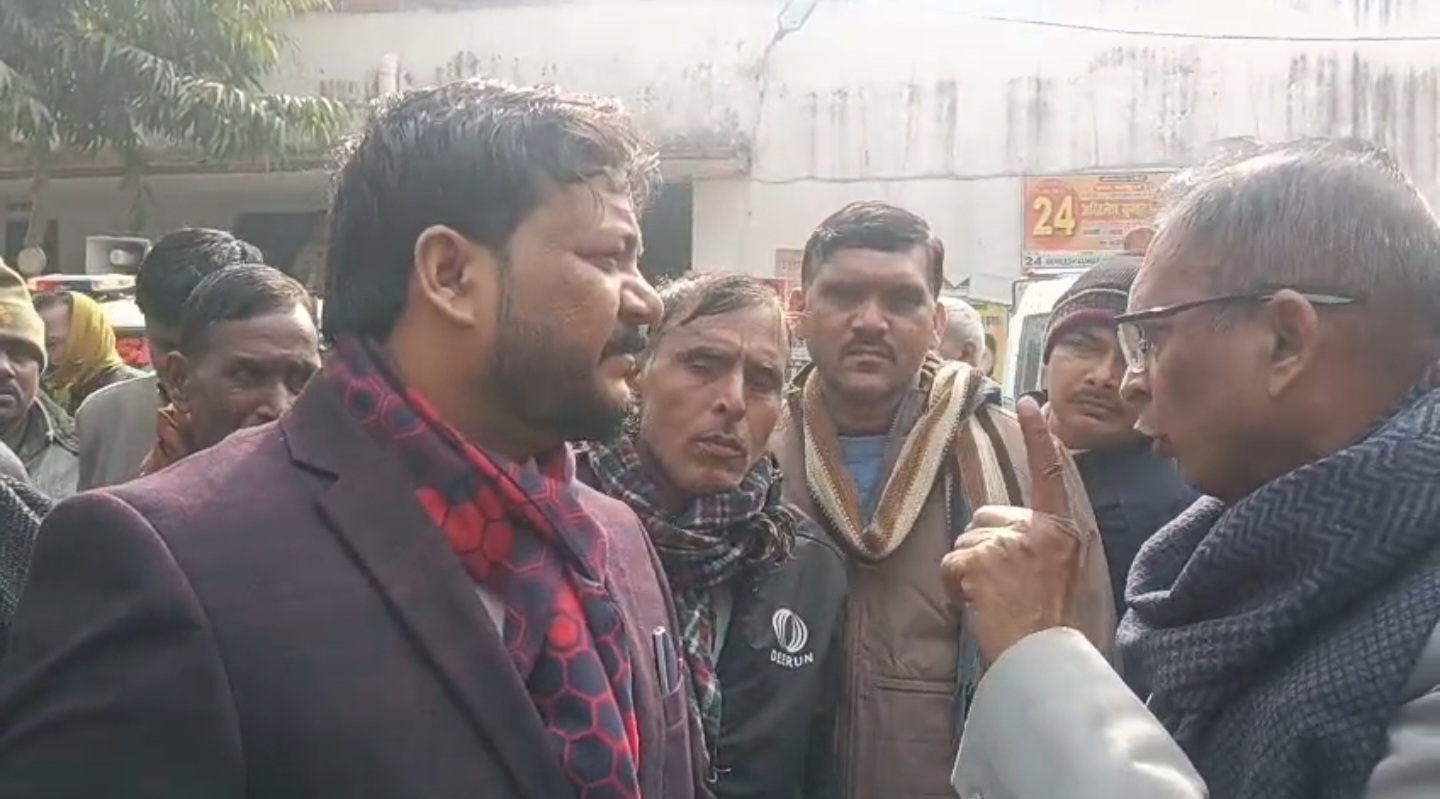 अधिवक्ताओं को समझाने पहुंचे एसडीम अधिवक्ताओं को समझाने पहुंचे एसडीम