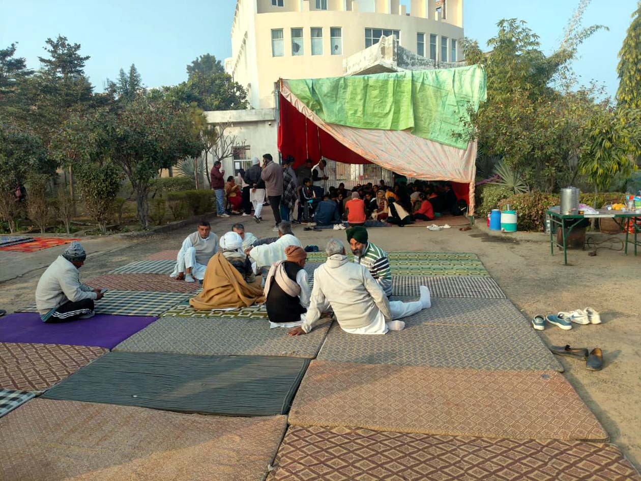 कॉलेज के बाहर धरने पर बैठे हुए ग्रामीण. कॉलेज के बाहर धरने पर बैठे हुए ग्रामीण.