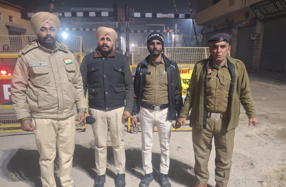 नववर्ष को लेकर चौक-चौराहों पर तैनात पुलिस कर्मचारी. नववर्ष को लेकर चौक-चौराहों पर तैनात पुलिस कर्मचारी.