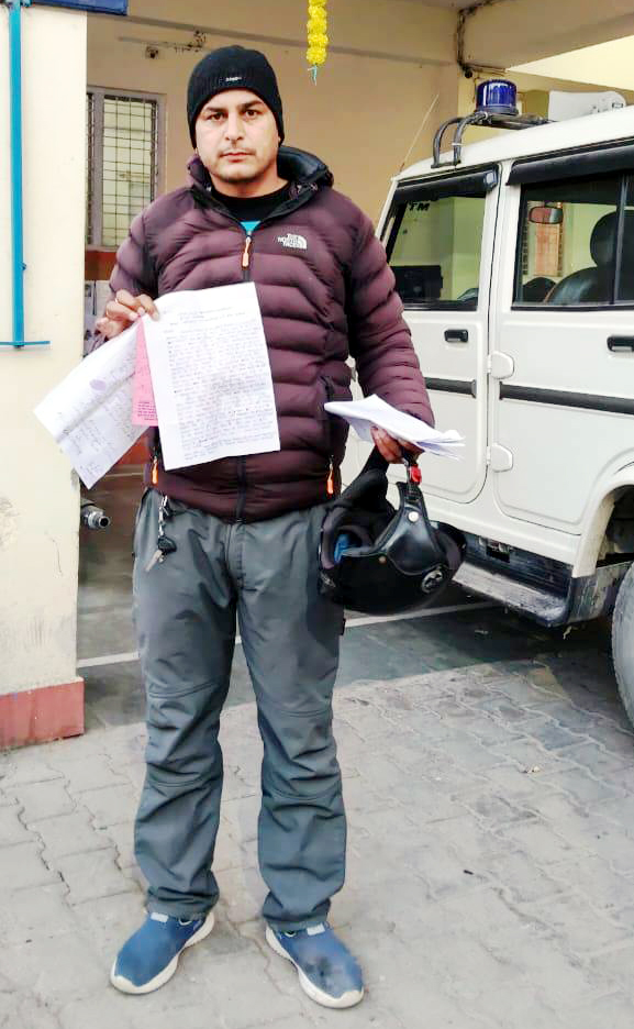 मल्लीताल पुलिस कोतवाली में शिकायत दर्ज कराने के बाद पीड़ित अधिवक्ता. मल्लीताल पुलिस कोतवाली में शिकायत दर्ज कराने के बाद पीड़ित अधिवक्ता.