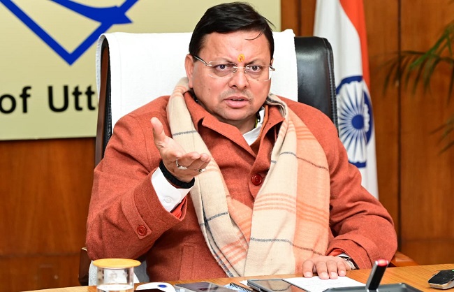 Chief Minister  पुष्कर सिंह धामी सचिवालय में बैठक करते.