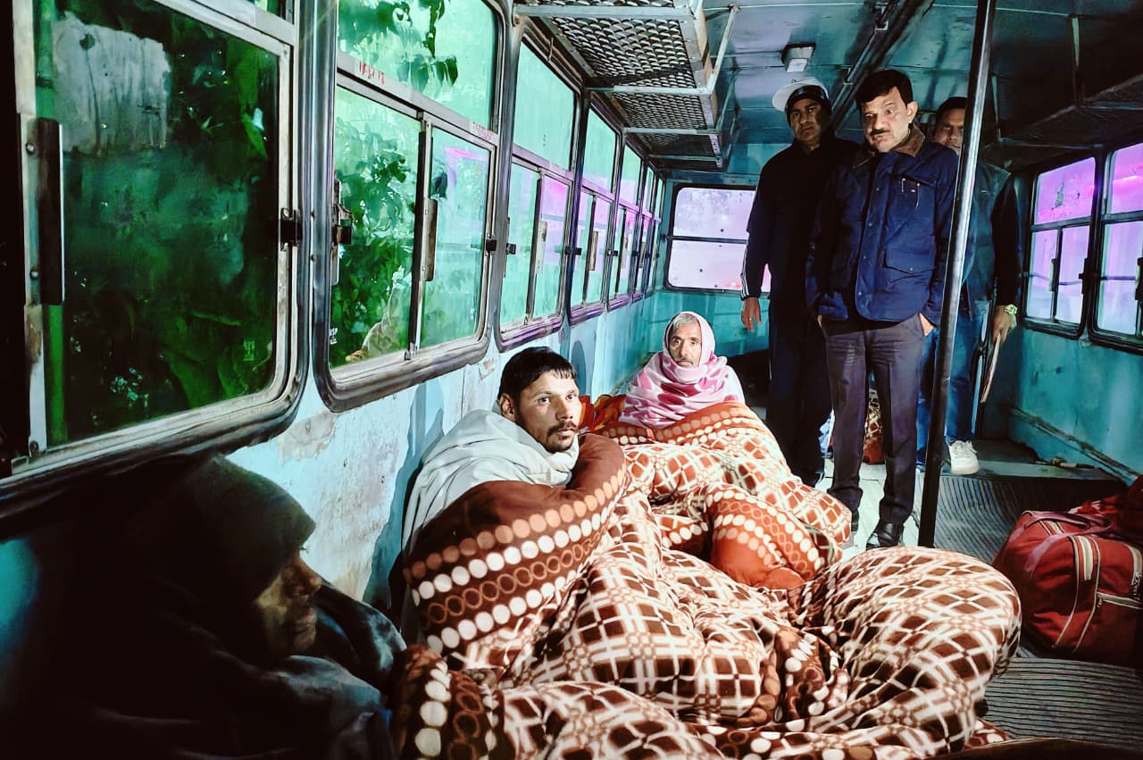 रैन बसेरों का औचक निरीक्षण करते हुए एडीसी प्रदीप कुमार .