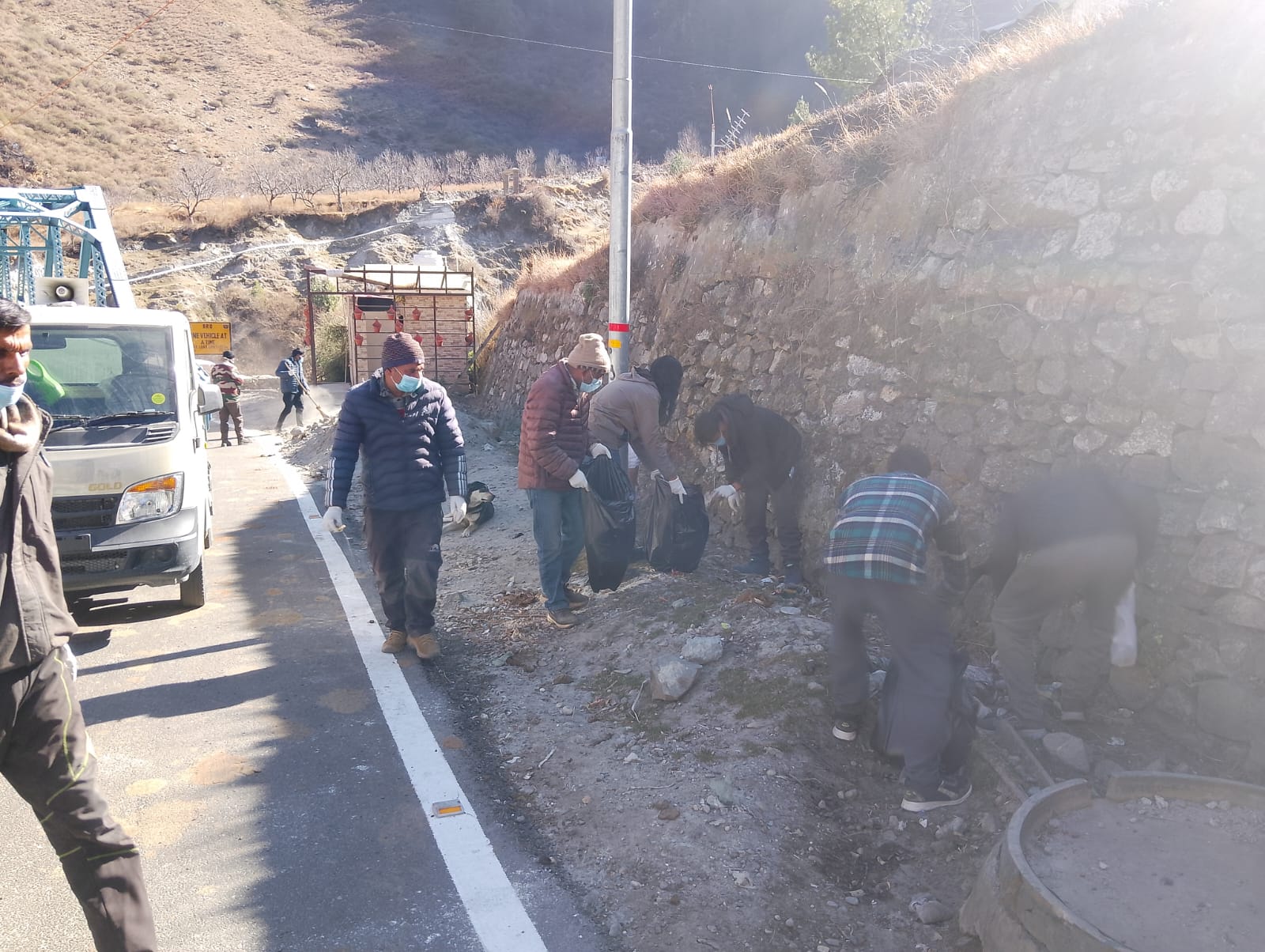 उत्तरकाशी के झाला गांव में थैंक यू नेचर चलाया स्वच्छता अभियान रविन्द्र सिंह रावत उत्तरकाशी के झाला गांव में थैंक यू नेचर चलाया स्वच्छता अभियान रविन्द्र सिंह रावत