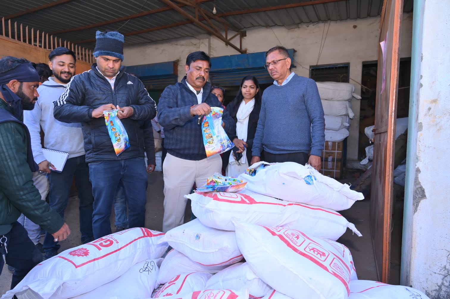नगर निगम की बड़ी कार्रवाई: ट्रांसपोर्ट नगर में 200 बोरी प्रतिबंधित पॉलीथिन जब्त, 1 लाख का जुर्माना नगर निगम की बड़ी कार्रवाई: ट्रांसपोर्ट नगर में 200 बोरी प्रतिबंधित पॉलीथिन जब्त, 1 लाख का जुर्माना