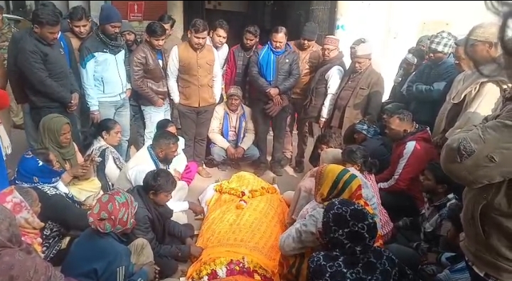 प्रदर्शन करते परिजन